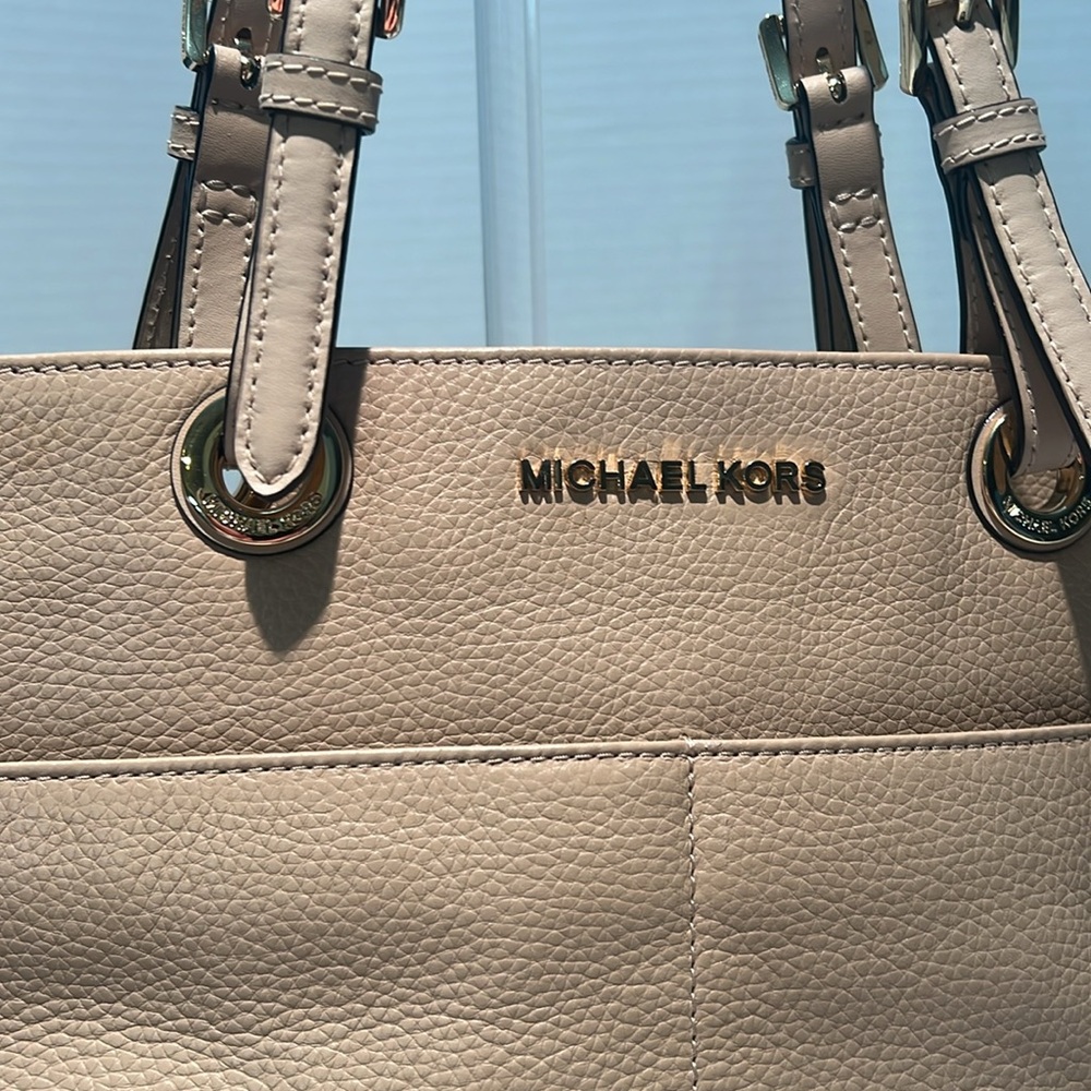 Michael Kors Camel Tan Bedford Tote Bag with Gold Accents. EUC. - Picture 2 of 14